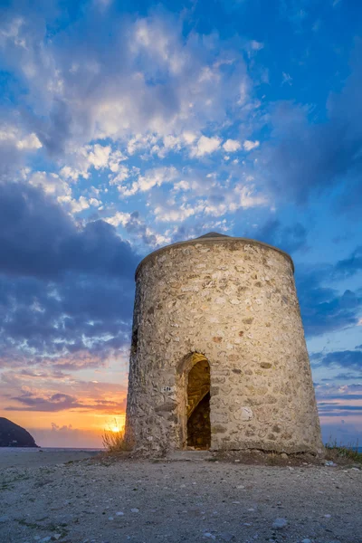 Régi szélmalom ai Gyra beach, Lefkada — Stock Fotó