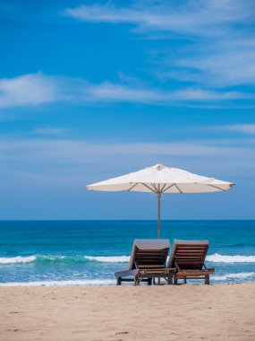 yatak ve bir plaj şemsiye