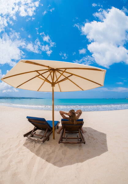 Женщина на пляже в Кута-Бали
 