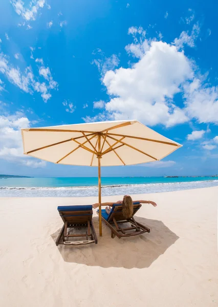 Kvinna på stranden i Kuta Bali — Stockfoto