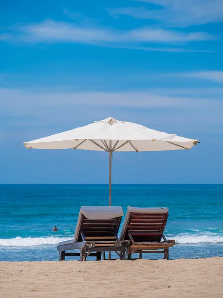 Camas y sombrillas en una playa —  Fotos de Stock