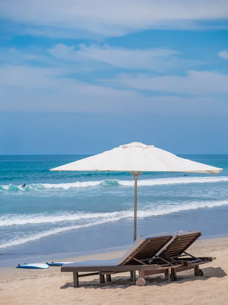 Bedden en een paraplu op een strand — Stockfoto