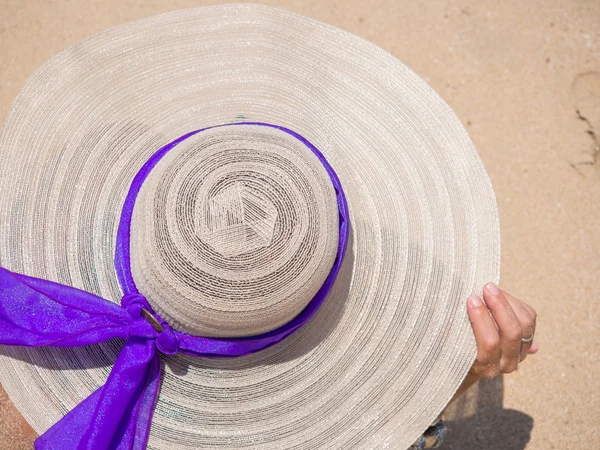 Vista trasera de mujer joven de pelo largo en traje de baño y sombrero de paja o — Foto de Stock