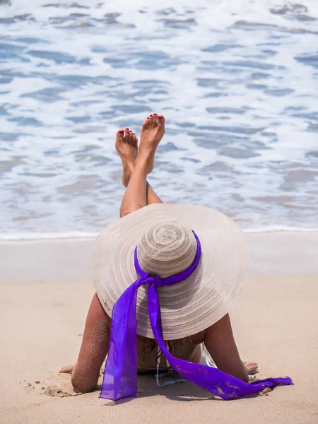 Tjej ligga på stranden — Stockfoto