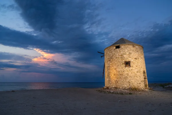 Velho moinho de vento ai Gyra praia, Lefkada — Fotografia de Stock