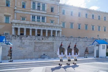 Yunan askerleri Evzones üniformalı