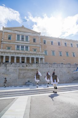 Yunan askerleri Evzones üniformalı