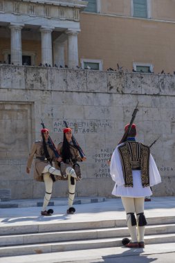 Yunan askerleri Evzones üniformalı