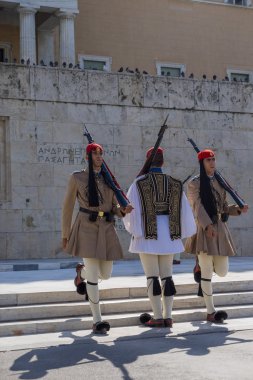 Yunan askerleri Evzones üniformalı