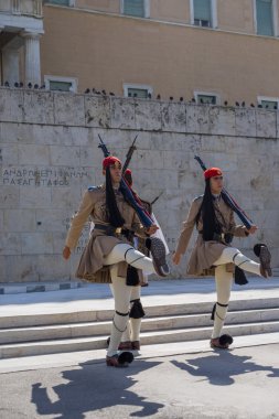 Yunan askerleri Evzones üniformalı