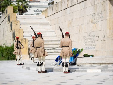 Yunan askerleri Evzones üniformalı