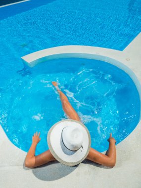 kadın havuzda eğleniyor