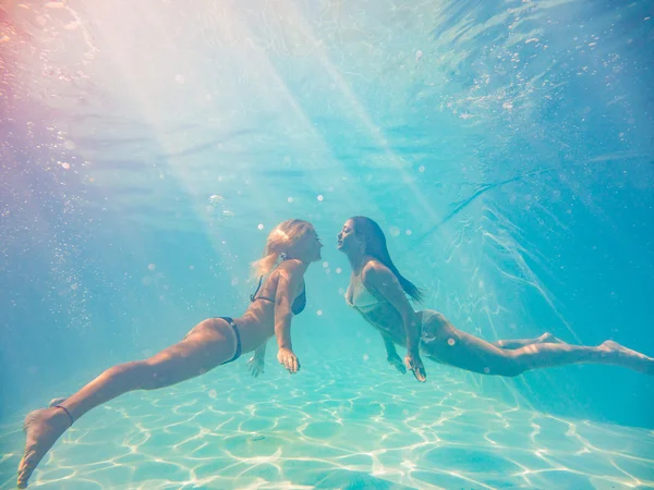 Twee jonge vrouwen, onderwater zwemmen — Stockfoto