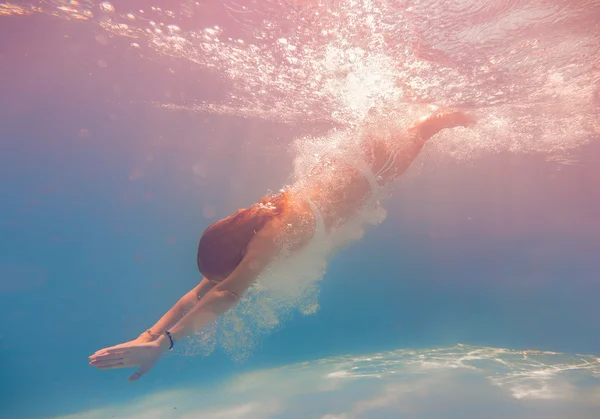 Schönes Mädchen unter Wasser — Stockfoto