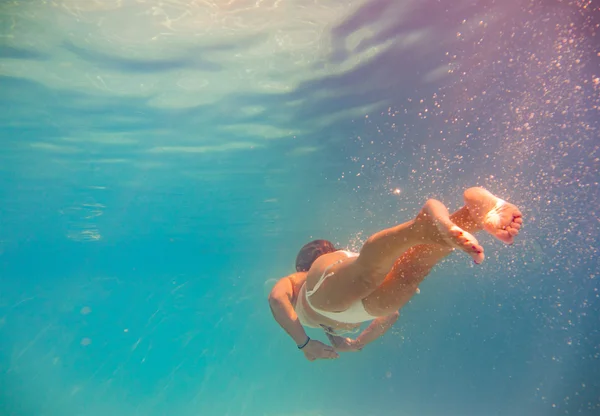 Красивая девушка под водой — стоковое фото