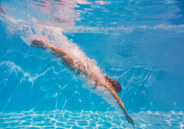 Schönes Mädchen unter Wasser — Stockfoto