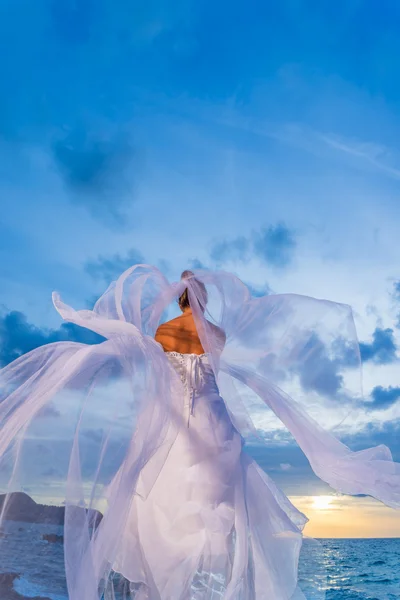 Junge Braut am Meer bei Sonnenuntergang — Stockfoto