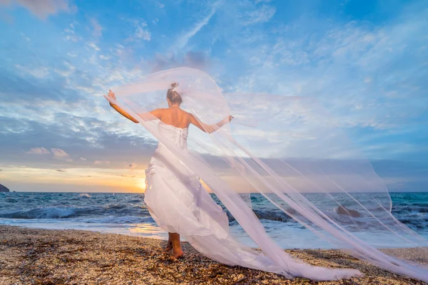 Junge Braut am Meer bei Sonnenuntergang — Stockfoto