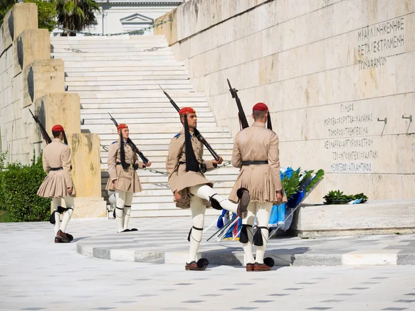 穿制服的希腊士兵迫近 — 图库照片