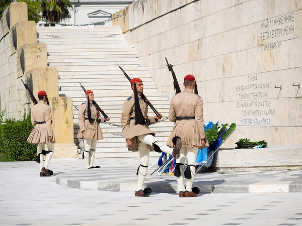 Yunan askerleri Evzones üniformalı — Stok fotoğraf