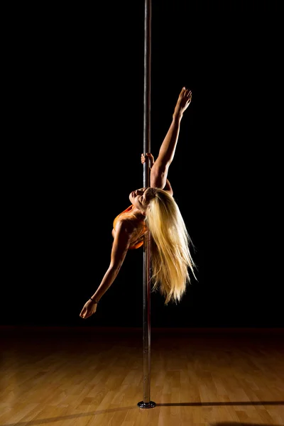 Sexy Frau übt Pole Dance — Stockfoto