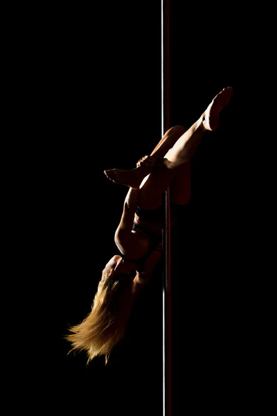 Sexy Frau übt Pole Dance — Stockfoto
