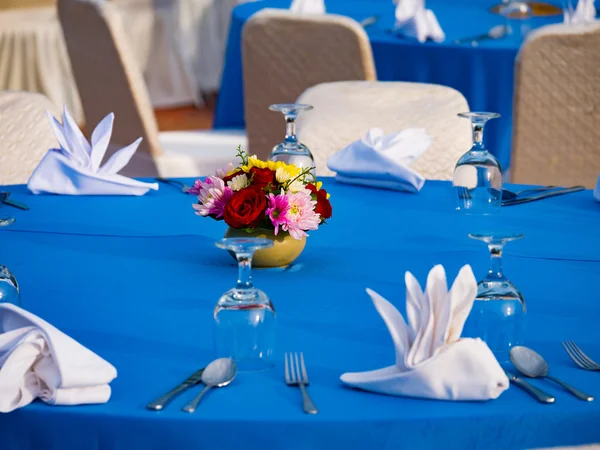 Hochzeitsstühle und -bezüge bei einer Outdoor-Hochzeit — Stockfoto