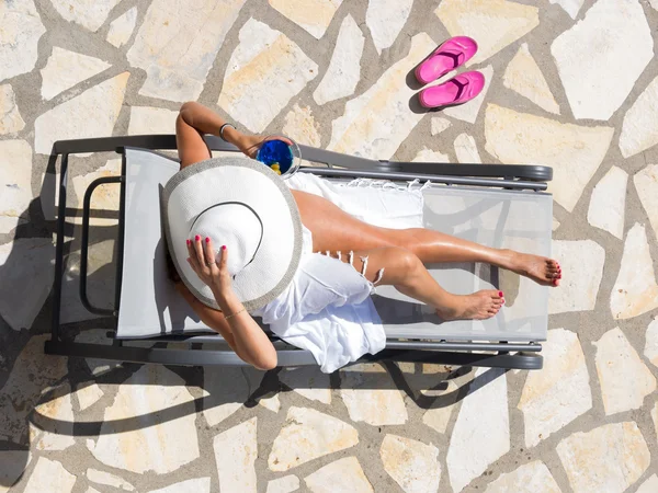 スイミング プールで太陽のベッド上の女性 — ストック写真