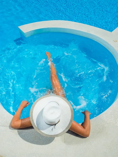Mujer pasar un buen rato en la piscina —  Fotos de Stock
