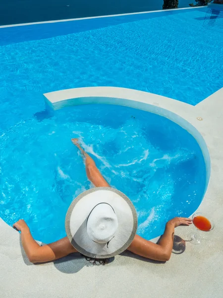 Vrouw met goede tijd in zwembad — Stockfoto