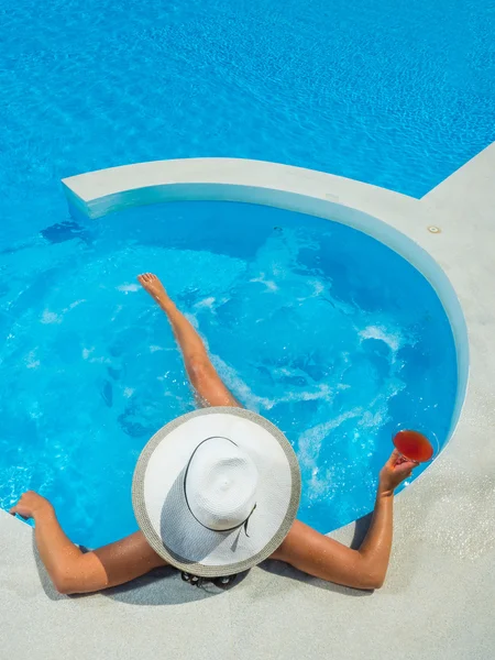 Mulher se divertindo na piscina — Fotografia de Stock