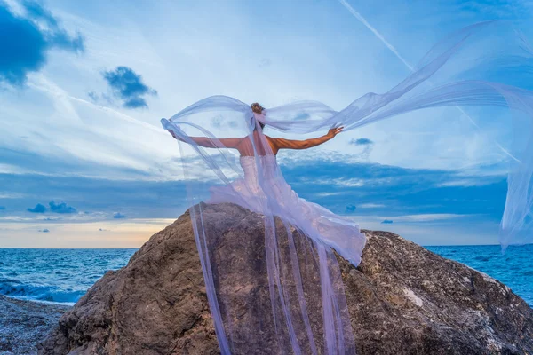 Молода наречена біля моря на заході сонця — стокове фото