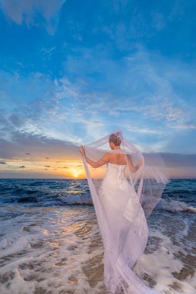 Joven novia junto al mar al atardecer — Foto de Stock