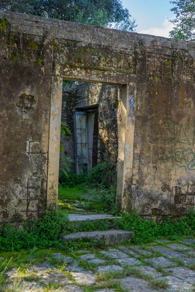 Verlaten gebouw ingang — Stockfoto