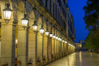 Corfu tarihi merkezi şehrin gece