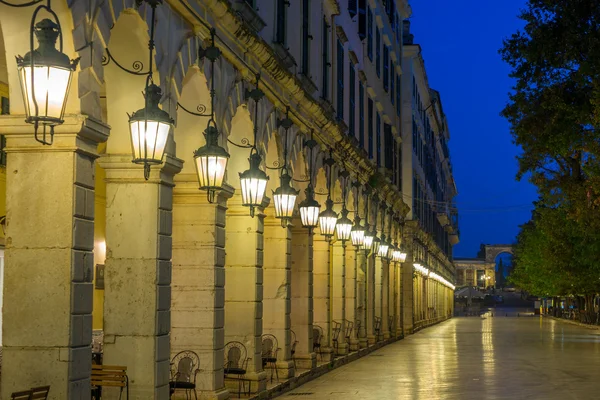 Le centre historique de la ville de Corfou la nuit — Photo