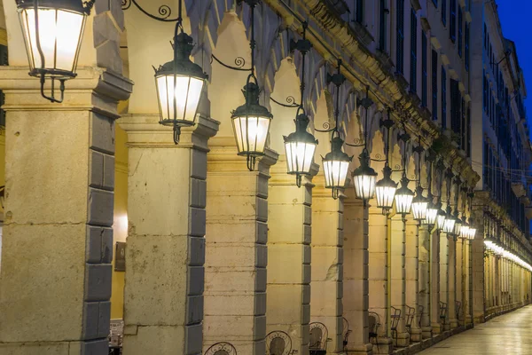 Le centre historique de la ville de Corfou la nuit — Photo