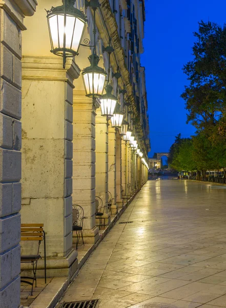 Het historische centrum van Corfu stad bij nacht — Stockfoto