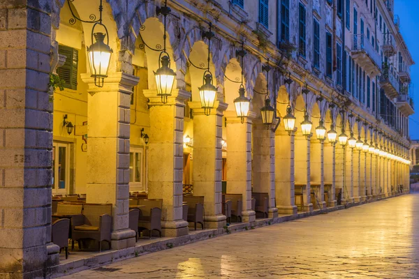 O centro histórico da cidade de Corfu à noite — Fotografia de Stock