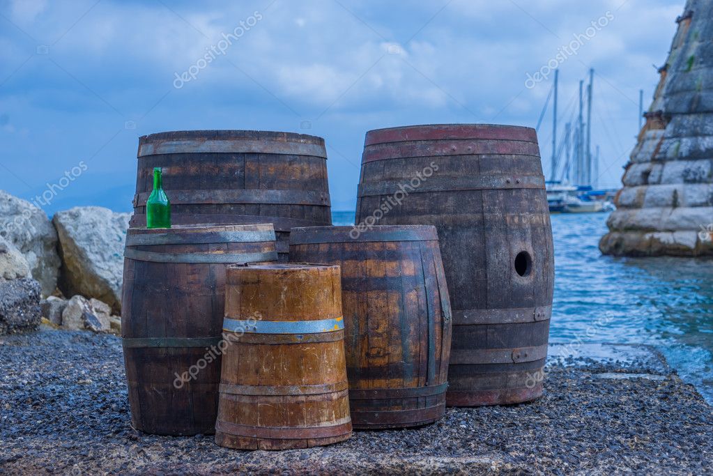 Viejos barriles frente al mar — Foto de stock © netfalls #87747288