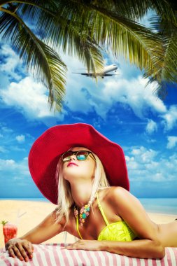 Sahilde güzel bir kadın.