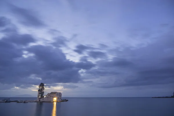 Scène van Vlacherna klooster bij zonsopgang, Kanoni, Corfu — Stockfoto