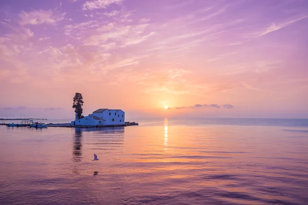 Vlacherna Manastırı gündoğumu, Vigla, Corfu sahne — Stok fotoğraf