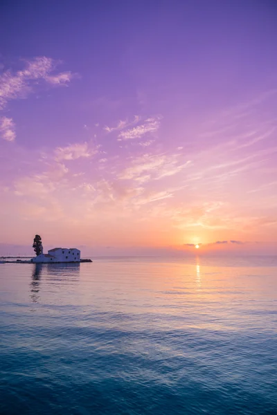 Scène van Vlacherna klooster bij zonsopgang, Kanoni, Corfu — Stockfoto