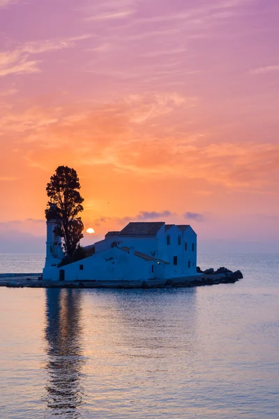 Scène van Vlacherna klooster bij zonsopgang, Kanoni, Corfu — Stockfoto