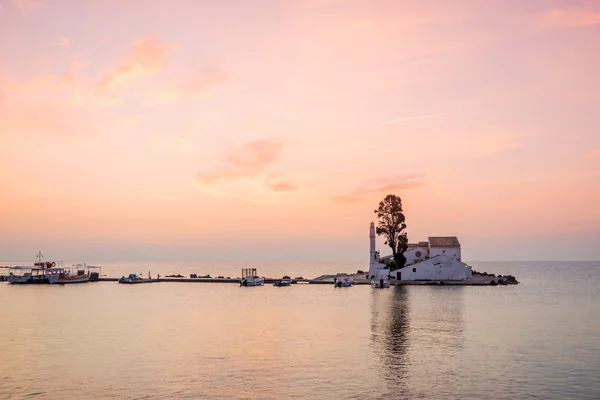 Scene of Vlacherna monastery at sunrise, Kanoni, Corfu — Stock Photo, Image