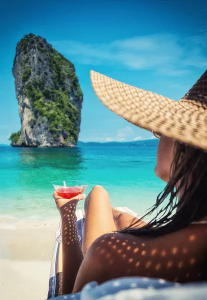 Mujer con sombrero cerca del mar —  Fotos de Stock