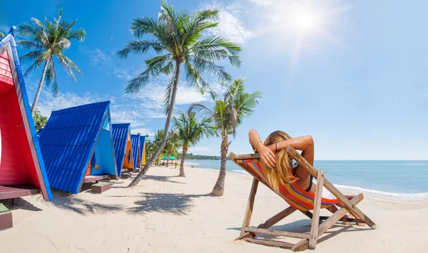 Blond kobieta na tropikalnej plaży — Zdjęcie stockowe