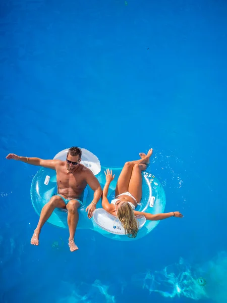 Couple having fun at pool — Stock Photo, Image