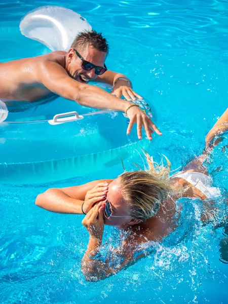 Casal se divertindo na piscina — Fotografia de Stock